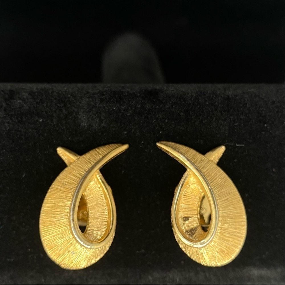 Monet Vintage Gold tone clip on earrings. Mid Century Modernist style. Signed - Picture 4 of 6